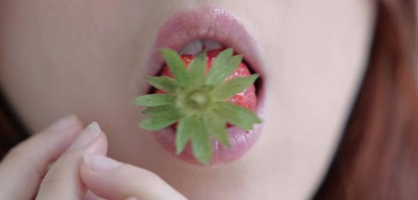 Ana Lorde - performance with a transparent dick between her legs and a red strawberry in her mouth on fanstube.video