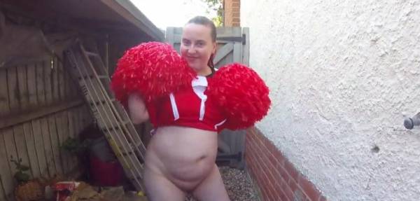 Tart Step Mom Cheerleader in the yard on fanstube.video